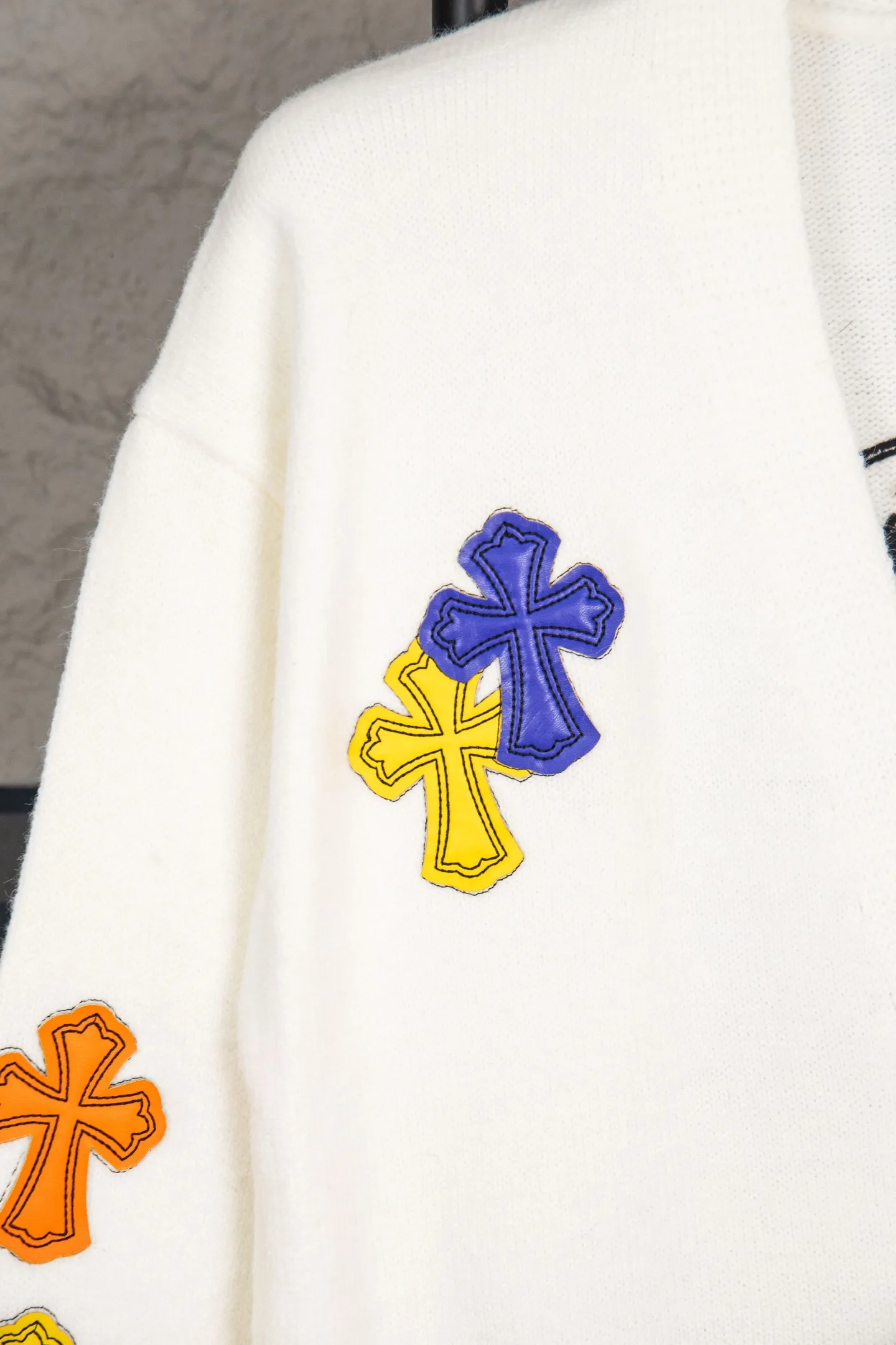 P260 -Chrome Hearts/Chrome Hearts Colorful cross leather cardigan jacket sweater. High weight, high density and high quality. The wool is soft, delicate and skin-friendly. It feels soft and silky. It has excellent warmth and skin-friendly properties. It is custom-woven and dyed without color difference. No matter the fabric or workmanship details, it is better than the ordinary version on the market. -The hardware and zipper accessories are all customized and full of details. Crow autumn and winter super heavy embroidery ➕ positioning leather label long-sleeved knitted cardigan lazy outer wear mid-length sweater -Colour: black white Size: S M L